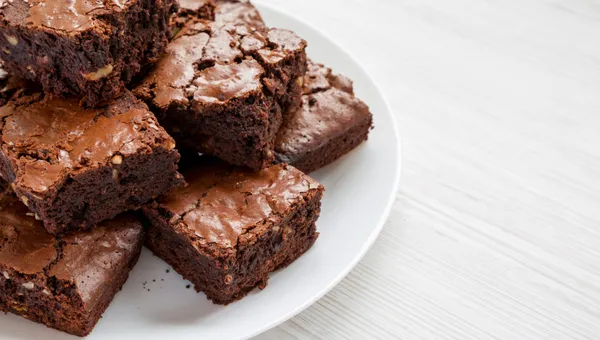 Talerz z pokrojonymi kwadratami czekoladowego brownie