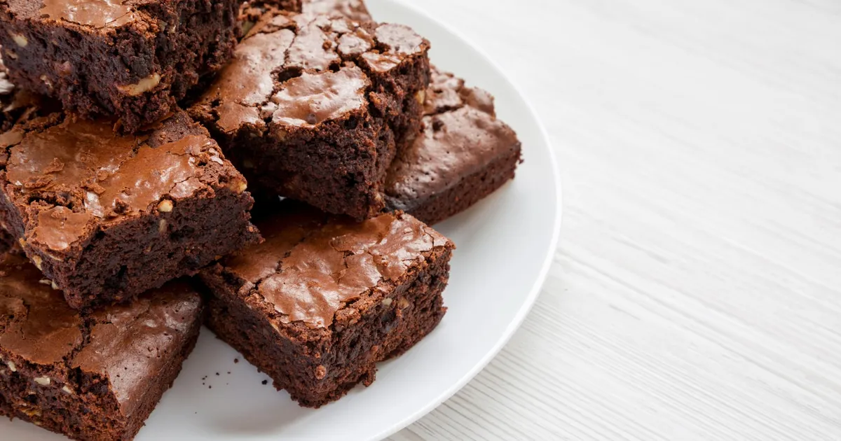 Talerz z pokrojonymi kwadratami czekoladowego brownie