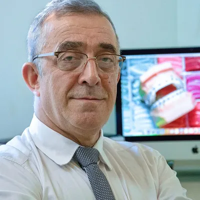 dr n. med. Akbar Shahnazari, specjalista ortodonta prowadzący klinikę Pers Dental