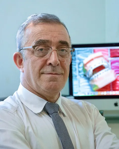 dr n. med. Akbar Shahnazari, ortodonta prowadzący klinikę Pers Dental