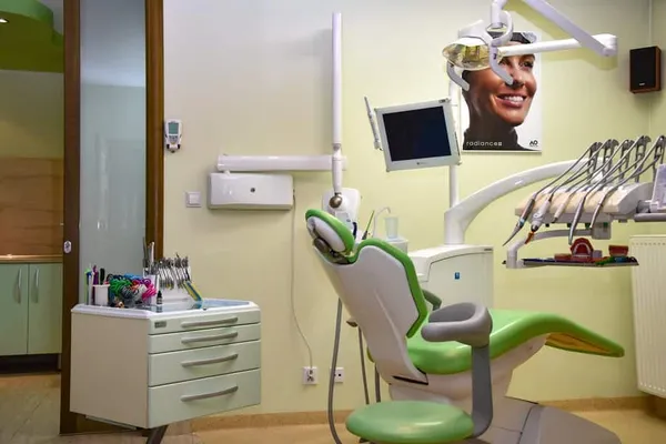 Fotel ortodontyczny w gabinecie zabiegowym