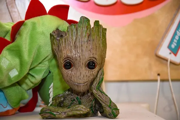 Figurka Baby Groota w stroju dentysty, dekoracja poczekalni